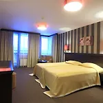 Royal Park By Astoria Collection מלון