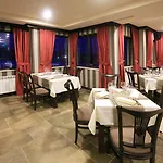 Royal Park By Astoria Collection מלון בנסקו